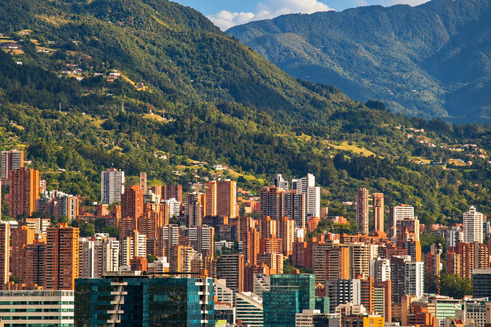 Vista de Medellín y sus montañas.